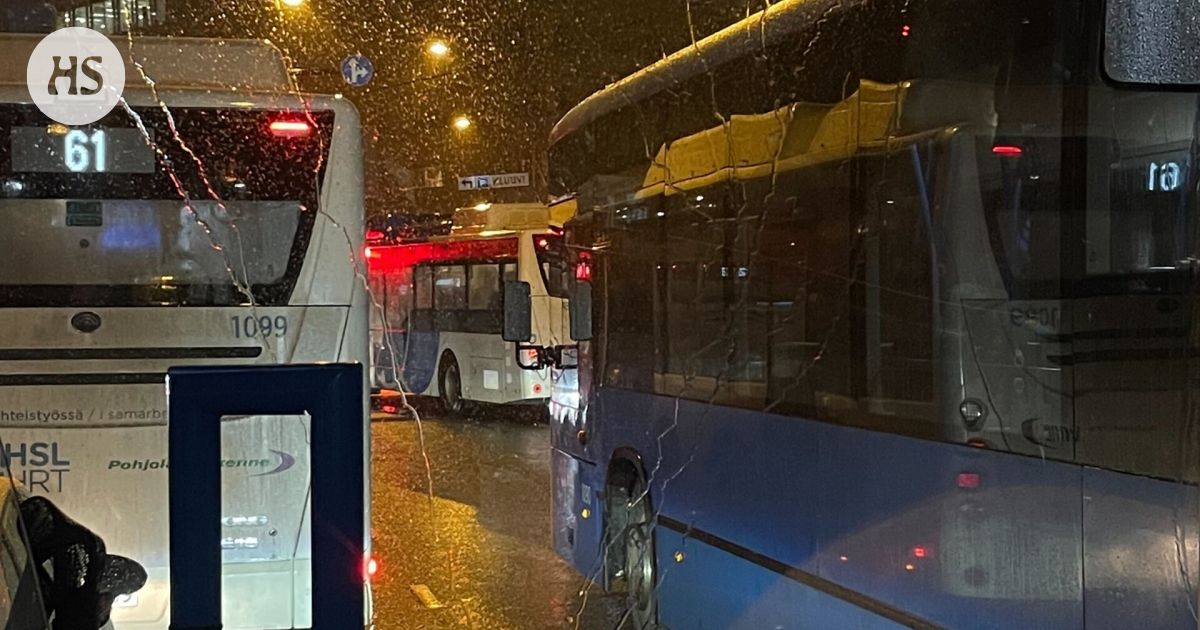 Kaisaniemen liikenneympyrä tukkeutui niin pahasti, että autoja kurvasi jalkakäytävälle