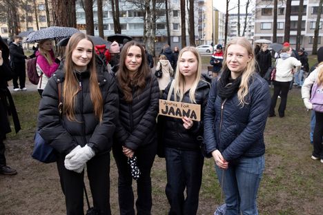 Lyseon lukion opiskelijat Taina Paunila, Jemina Pitkänen, Tytti Mulari, Emma Nieminen osallistuivat ulosmarssiin. He kertoivat olevansa mukana, koska kokevat sen velvollisuudekseen. ”Jos kouluilla olisi yhteinen hallinto, sitä olisi vaikea ylläpitää yhden rehtorin voimin. Se ei ole meidän etumme mukaista, koska se syö meiltä resursseja ja heikentää meidän koulutustamme”, Emma Nieminen sanoo.