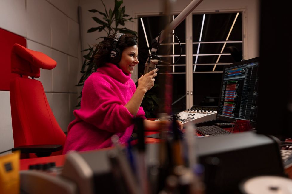 Radio Novalla lopettaminen tapahtui Mari Valosaaren mielestä juuri oikeaan aikaan, vaikka hän kipuili asian kanssa peräti kahden vuoden ajan. Kuvassa Valosaari radio Novan toimituksessa marraskuussa 2023.