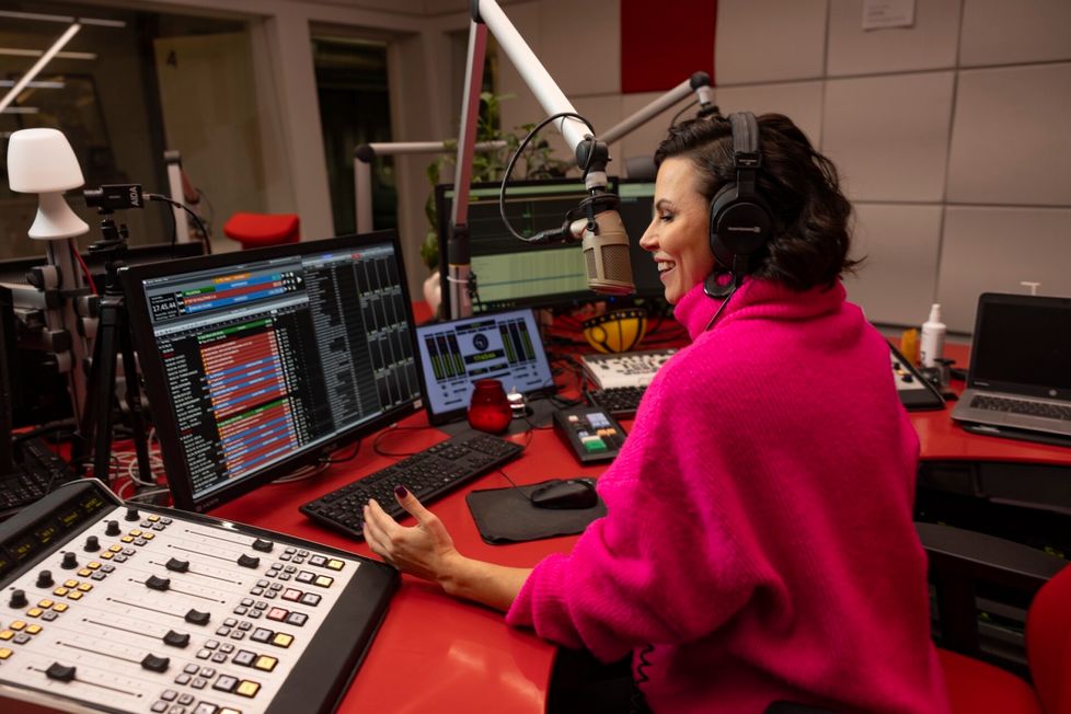 Mari Valosaari ei ole katunut päätöstään lopettaa iltalähetysten juontaminen Radio Novalla. Kuvassa Valosaari Radio Novan toimituksessa marraskuussa 2023.