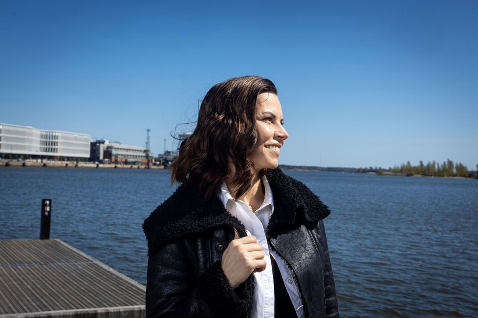 Mari Valosaari myöntää kuulleensa kuittailua siitä, että hän palasi Radio Novalla lopettamisen jälkeen heti takaisin radioaalloille. Nykyisin hän tekee tuurausvuoroja Yle Radio Suomessa. – Minun ei missään vaiheessa ollut tarkoitus lopettaa täysin töiden tekemistä. En halunnut enää vain tehdä lasteni takia iltalähetyksiä, Mari kertoo.