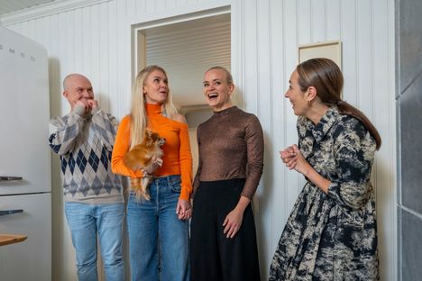 Mikko Vesanen ja Anni Ihamäki olivat mukana uudistamassa Lotta ja Noora Hintsan mummolaa.