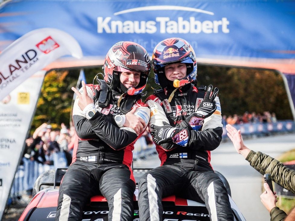 Kalle Rovanperä (oik.) ja Jonne Halttunen juhlistivat maailmanmestaruuden ratkeamista Passaussa, Saksassa 29. lokakuuta 2023.