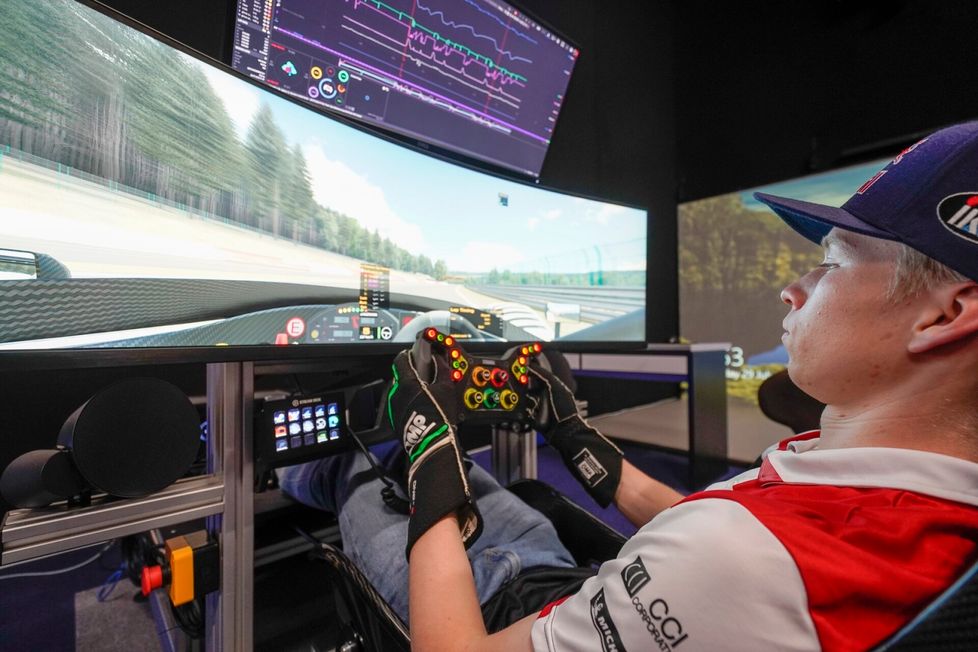Kalle Rovanperä ajoi rata-ajoa simulaattorilla jo vuonna 2020.