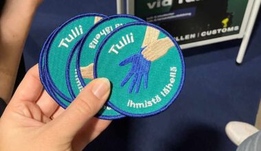 Tullin hulvattomista haalarimerkeistä tuli opiskelijamessujen hitti – vaihtoehtona kondomi sanoin ”suojelemme sinua” | Uusimaa