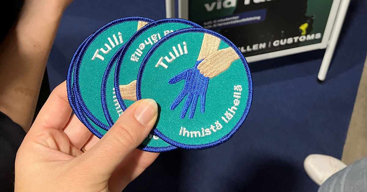 Tullin hulvattomista haalarimerkeistä tuli opiskelijamessujen hitti – vaihtoehtona kondomi sanoin ”suojelemme sinua” | Uusimaa