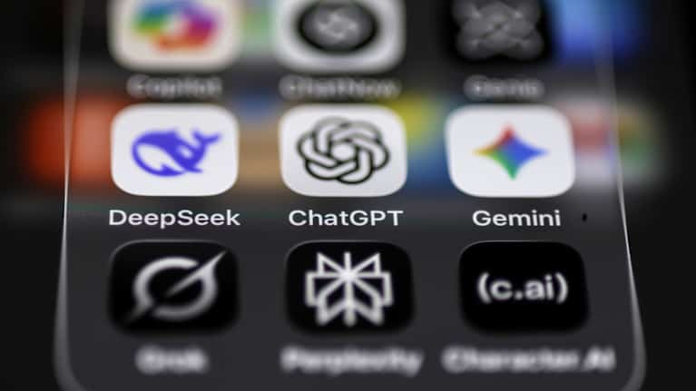 AI-sovelluksia puhelimen näytöllä. 