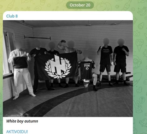 Näyttökaappaus Club 8 -verkoston Telegram-kanavan julkaisusta lokakuulta 2025. Kuva tappelutreeneistä, lipussa natsisymboli wolfsangel.