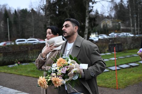 Arman Alizad ja Senay Coco toivat mukanaan hempeän värisen kukkalaitteen.