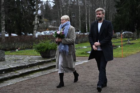 Leena ja Joel Harkimo saapuivat kirkolle.