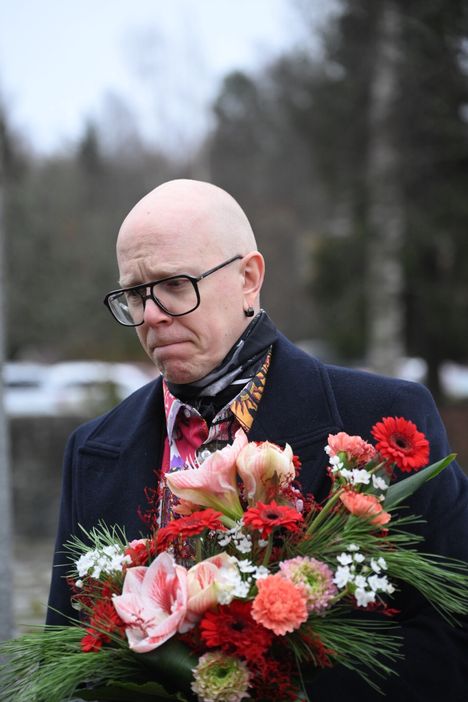 Toni Wirtanen tunsi Olga Temosen pitkään. Hän oli paikalla siunaustilaisuudessa ja toi paikalle kauniin kukkakimpun.