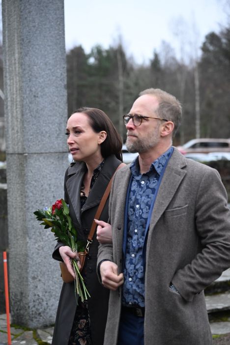 Niina Backmanilla on yllään kukkamekko.