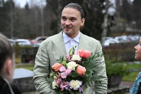 - Tulin Olgan perheen tueksi. Muistan Olgan hienona tyyppinä, Roope Salminen sanoo.