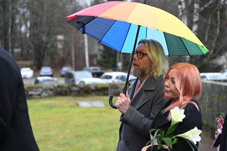 Kimmo Vehviläinen asteli kirkkoon puolisonsa Petra Sydämen kanssa.