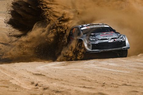 Kalle Rovanperä lennätti Toyotallaan pölyä ja kiviä Saudi-Arabian MM-rallissa viikonloppuna.