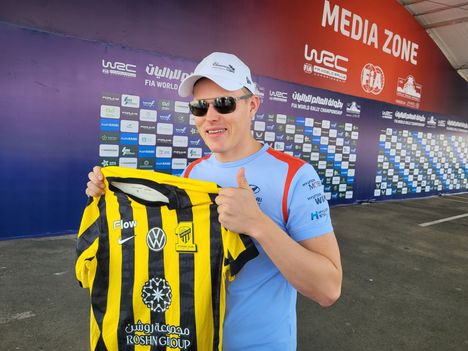 Ott Tänak, 38, poseerasi Al-Ittihad -joukkueen paidan kanssa Saudi-Arabian MM-rallissa.