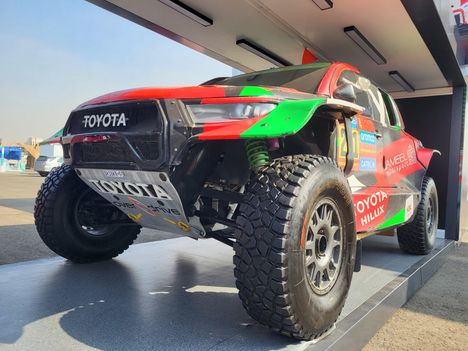 Moni oli sitä mieltä, että rallin MM-sarjassa käytettävien autojen sijasta Saudi-Arabian rallin tiet soveltuvat paremmin kuvan kaltaiselle aavikko- ja erämaaralleihin suunnitellulle ajokille.