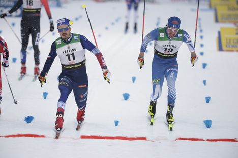 Ristomatti Hakola (oik.) karsiutui niukasti Rukan sprintin välieristä.