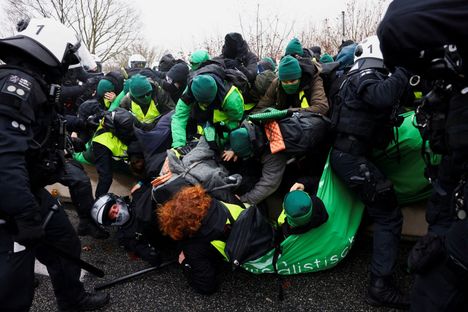 Mielenosoittajat vastustivat AfD:n nuorisosiiven perustamista Giessenissä Saksassa.