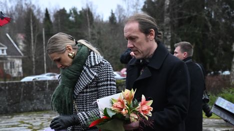 Rumpali Sipe Santapukki saapui paikalle avopuolisonsa, suunnistaja Minna Kaupin kanssa.