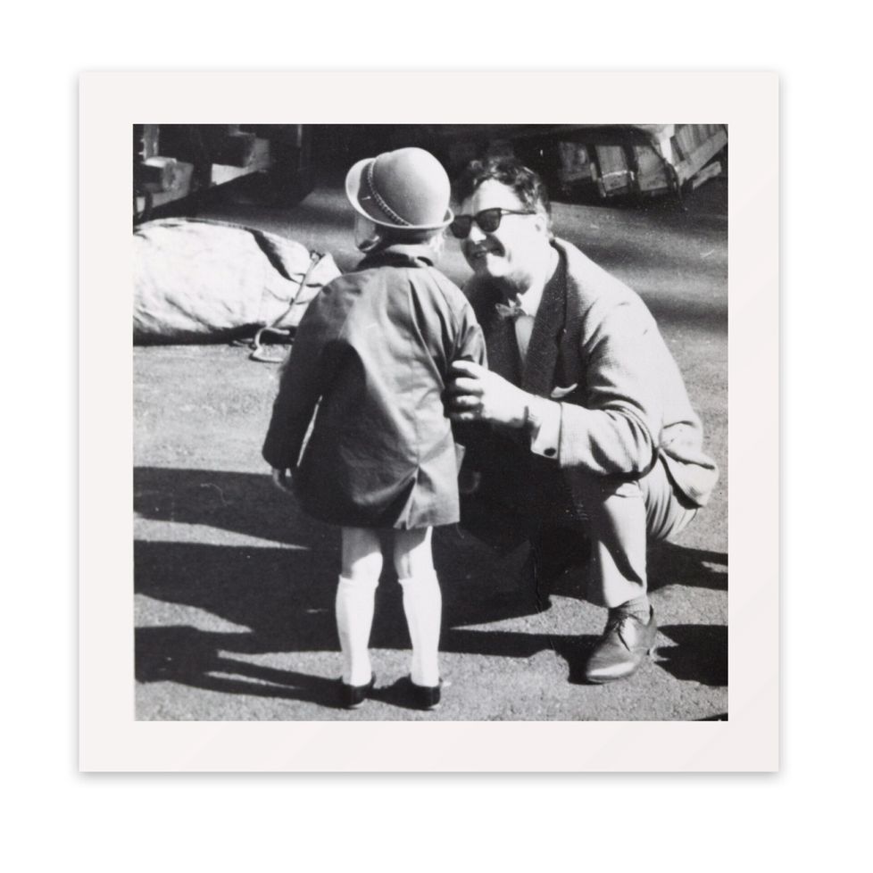 ”Isä lähti opintomatkalle Pariisiin, olimme saattamassa satamassa.”