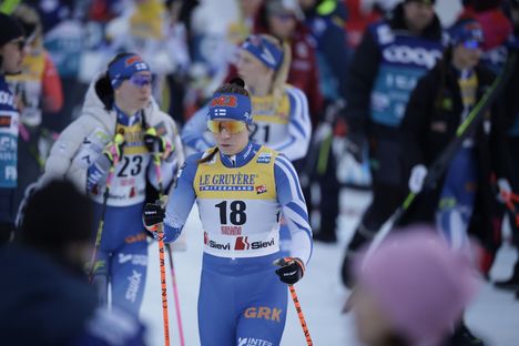 Jasmi Joensuu lämmittelemässä ennen aamun aika-ajoa.