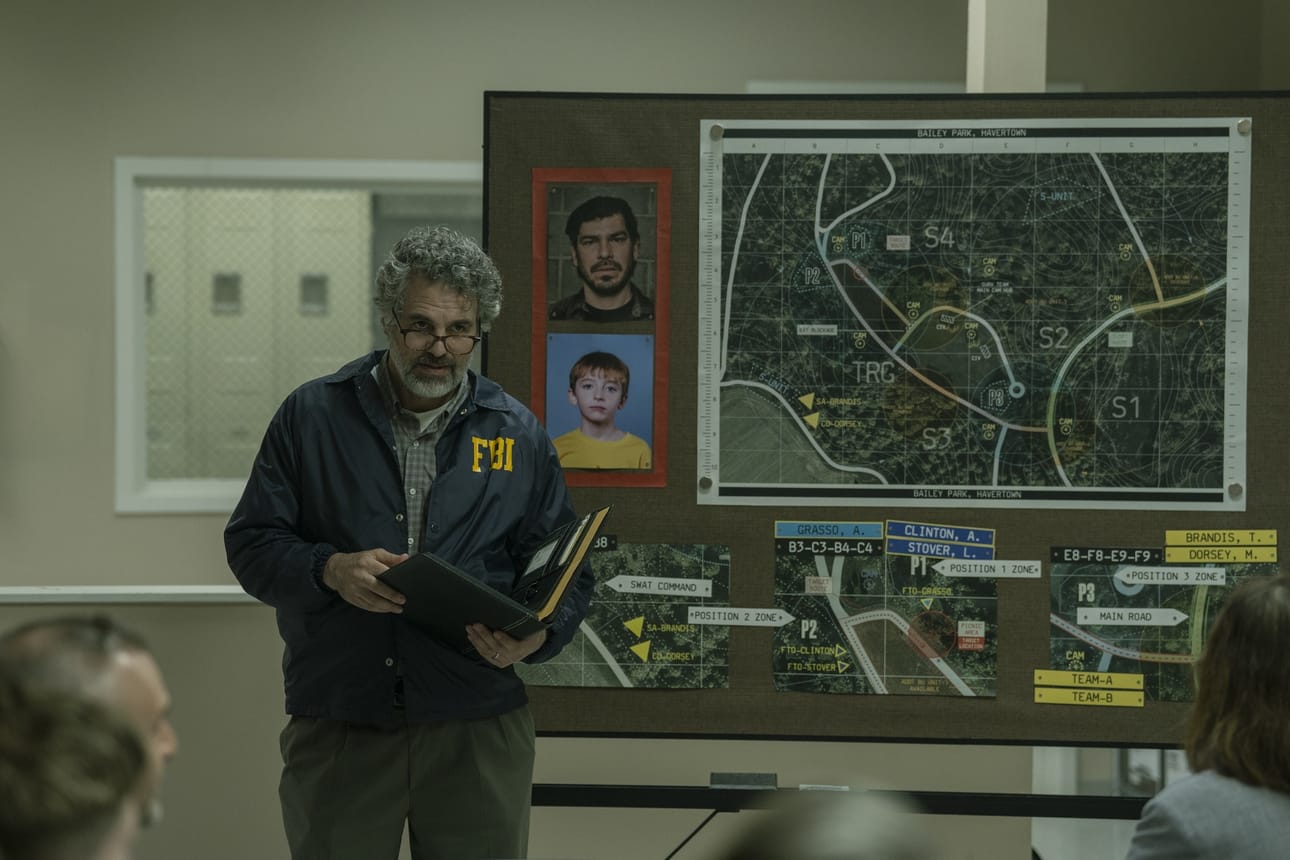 Task-sarjan FBI-agentti Tom Brandis (Mark Ruffalo) etsii ryöstäjiä ja heidän sieppaamaansa poikaa.