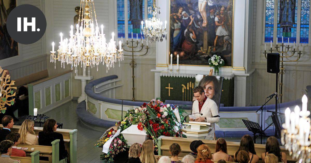 Saattoväki kunnioitti Olga Temosen toivetta värikkäästä pukeutumisesta siunaustilaisuudessa Iitin kirkossa | Paikalliset