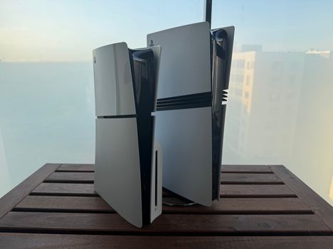 Vasemmalla levyasemalla varustettu Slim-malli ja oikealla tehokkaampi Pro-konsoli.