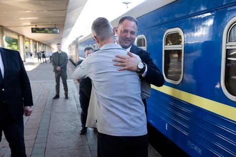 Suomen presidentti Alexander Stubb syleili Andri Jermakia saapuessaan Kiovaan syyskuussa.