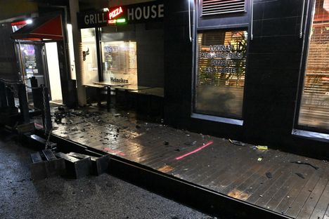 Terassilla ollut 15-vuotias poika ei ehtinyt väistää autoa ja jäi terassille vyöryneen auton alle.