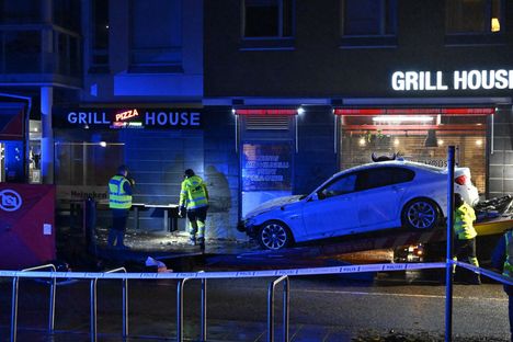 Auto osui Grill House -ravintolan terassiin.