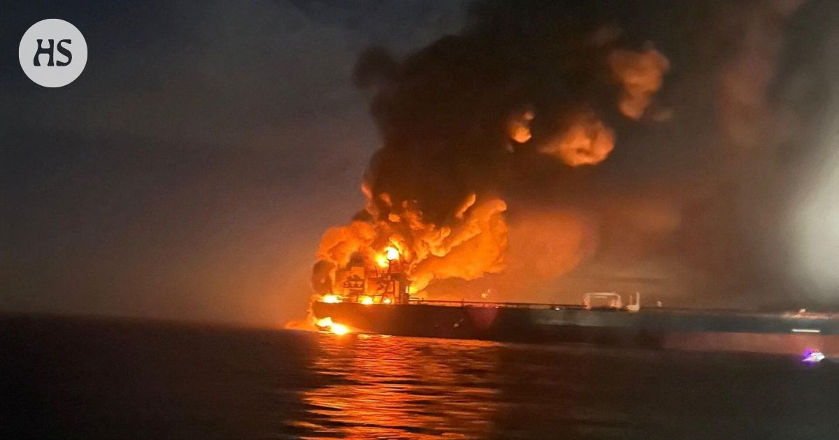Öljytankkeri syttyi tuleen Mustallamerellä: Ukraina iski Venäjän varjolaivastoon meridrooneilla