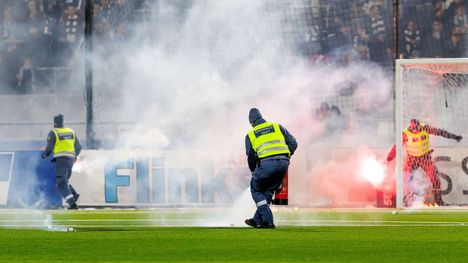 Fanien heittämät ilotulitteet sytyttivät nurmen ja maaliverkon tuleen.