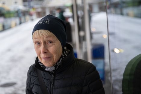 Päivi Rintaluoma kuvattuna yläviistosta, Lauri Markkasen näkökulmasta.