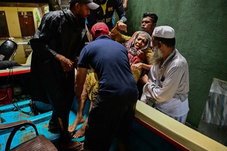 Ihmisiä evakuoitiin Wellampitiyassa.