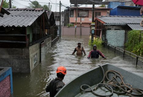 Kadut tulvivat Sri Lankan länsiosassa sijaitsevassa Wellampitiyassa.