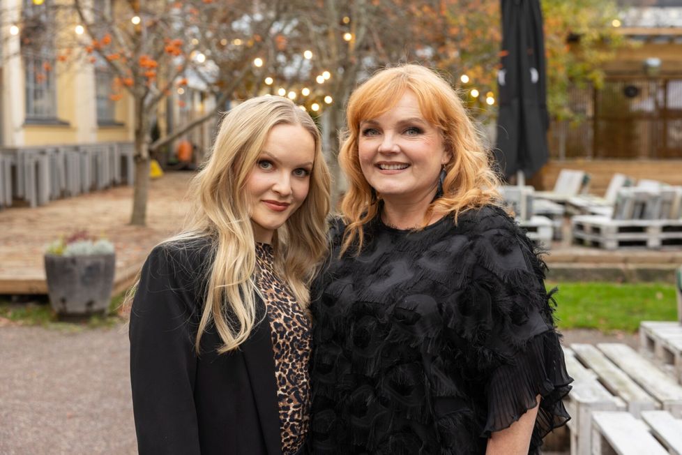 Nina Tapio ja Elsa Forsberg kuvattuna Amazing Race -ohjelman lehdistötilaisuudessa lokakuussa.