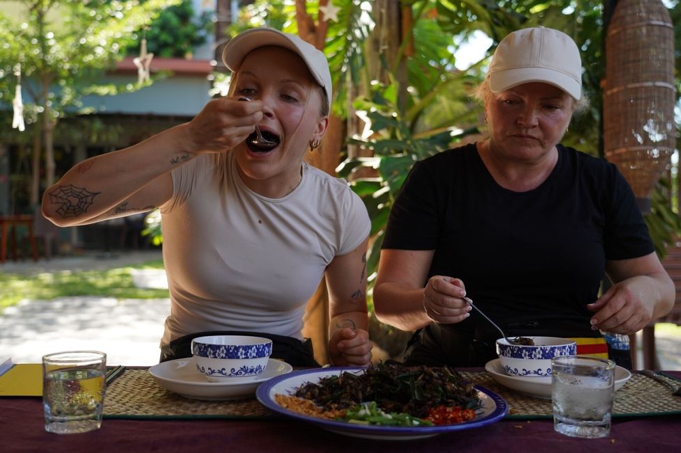 Elsa Forsberg ja Nina Tapio reissun päällä sirkka-aterialla Amazing Race -kilpaohjelmassa.