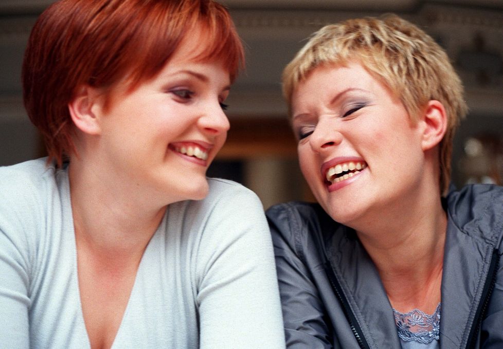 Taikapeilin Nina Tapio ja Hanna-RIikka Siitonen kuvattuna huhtikuussa 1999.