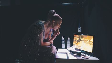 – Tää on se glamourtyöpiste. Jos ajatellaan, että litkitään samppanjaa upeissa puvuissa, niin tää on se mun lavitsa, Pimiä esittelee ohjelmassa.