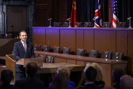 Kopio istuntosalista numero 600 on rakennettu venäläisen elokuvan lavasteista. Yksi puhujista oli ulkomaantiedustelun johtaja Sergei Naryshkin.