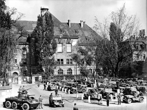 Nürnbergin oikeustalo lokakuussa 1946, kun natsijohtajille luettiin tuomiot. Syytetyistä 12 tuomittiin kuolemaan, seitsemän eripituisiin vankeusrangaistuksiin ja kolme vapautettiin.