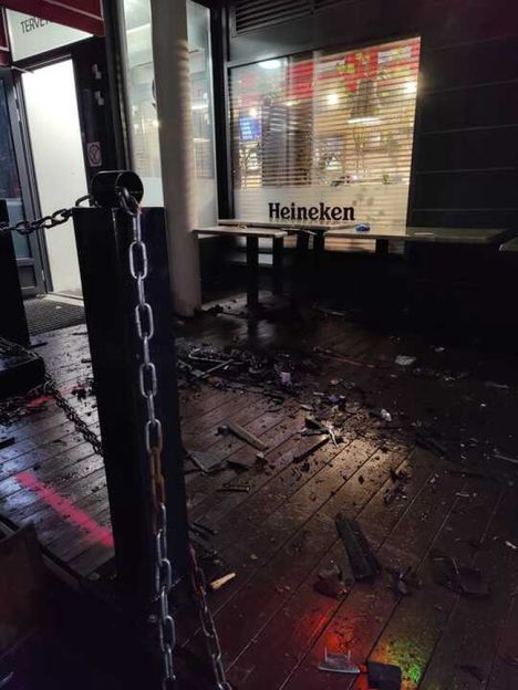 Ravintolan edustalla oli lauantai-illalla terassiin törmänneen auton osia ja muuta roskaa.