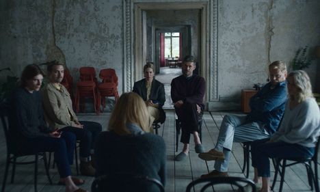 Terapia-elokuvassa istutaan ringissä, jossa kaikenlaiset tunteet ovat sallittuja. Innoitus elokuvaan tuli Paavo Westerbergin omasta elämästä.