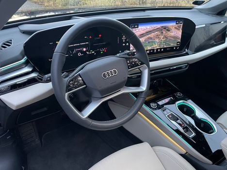 Komea yhden lasin alle tuotu tietoviihdejärjestelmä edustaa Audin uusinta mallisukupolvea. Lisähinnasta oman näytön saa myös etumatkustajalle.