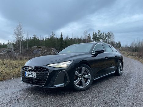 Ulkonäöllisesti uuniruore Audi A6 muistuttaa edeltäjäänsä. Kilpailijoita ovat tuttuun tapaan E-Mersut ja BMW:n 5-sarja.