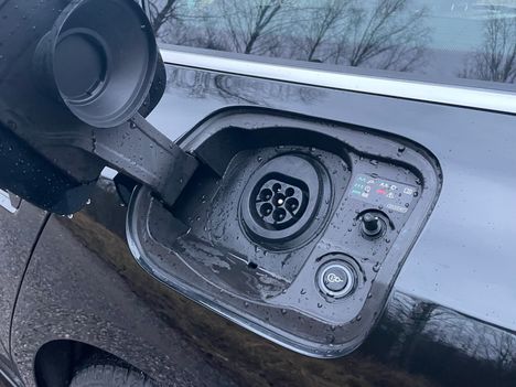 Töpseli-Audista puuttuu yllättäen pikalataus. Outoa, sillä kyseinen ominaisuus löytyy tätä nykyä jopa lähinnä vastaavasta Skodasta.