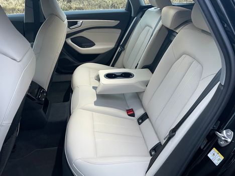 Audissa matkustaa takanakin herroiksi. Keskipaikka on tosin kaikin puolin tilapäismallia.