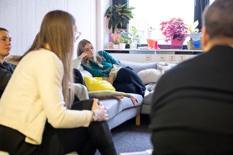 Keskustelu liikkuu sujuvasti arjen rahankäytöstä siihen, miten toimia, jos kaveriporukassa osalla on paljon rahaa käytössään ja toisilla ei oikeastaan yhtään.